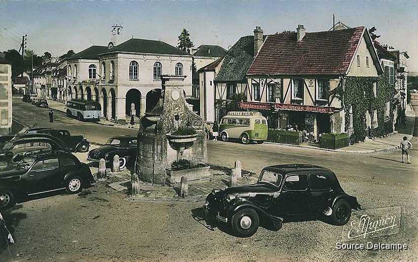 95 La Roche Guyon La Mairie et la Fontaine.jpg